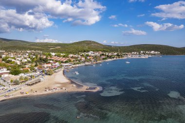 İzmir 'in Urla zbek şehrinde insansız hava aracı vuruldu. Türkiye' nin üçüncü büyük şehri. Hava görünümü