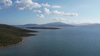 İzmir 'in Urla zbek şehrinde insansız hava aracı vuruldu. Türkiye' nin üçüncü büyük şehri. Hava görünümü