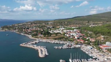 İzmir 'in Urla zbek şehrinde insansız hava aracı vuruldu. Türkiye' nin üçüncü büyük şehri. Hava görünümü
