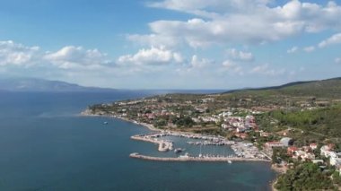 İzmir 'in Urla zbek şehrinde insansız hava aracı vuruldu. Türkiye' nin üçüncü büyük şehri. Hava görünümü
