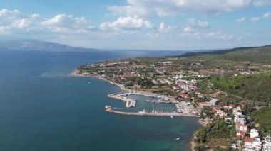 İzmir 'in Urla zbek şehrinde insansız hava aracı vuruldu. Türkiye' nin üçüncü büyük şehri. Hava görünümü