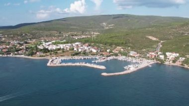 İzmir 'in Urla zbek şehrinde insansız hava aracı vuruldu. Türkiye' nin üçüncü büyük şehri. Hava görünümü