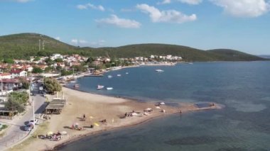 İzmir 'in Urla zbek şehrinde insansız hava aracı vuruldu. Türkiye' nin üçüncü büyük şehri. Hava görünümü
