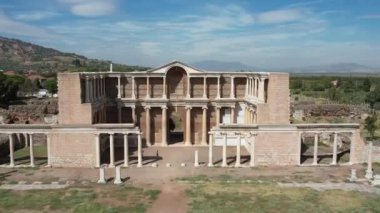 İHA 'lı hava manzarası; Türkiye' nin Manisa kentinde spor salonu ve sinagog harabeleri ve sütunları bulunan Sardes (Sardis) Antik Kenti.