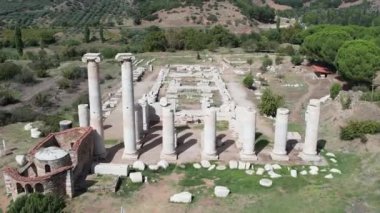İHA 'lı hava manzarası; Türkiye' nin Manisa kentinde spor salonu ve sinagog harabeleri ve sütunları bulunan Sardes (Sardis) Antik Kenti.
