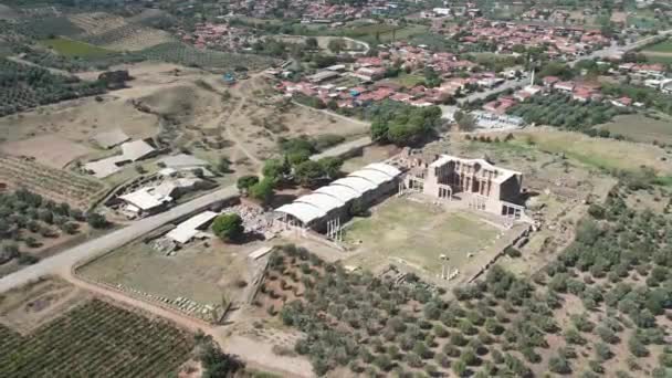 用无人驾驶飞机俯瞰空中风景 在土耳其曼尼萨拥有体育馆 犹太教堂废墟和柱子的萨迪斯 沙迪斯 — 图库视频影像