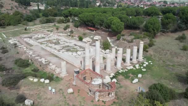 無人偵察機で空中ビュー サルデス サルディス トルコのマニサに体育館やシナゴーグ遺跡や列を持っている古代都市 — ストック動画