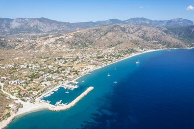 Datca yarımadasının inanılmaz hava fotoğrafı, Akdeniz ile Ege denizleri arasındaki girintili kıyı şeridi güzel turkuaz suyu, yaklaşık 1 km yükseklik, Türkiye, Palamutbuku