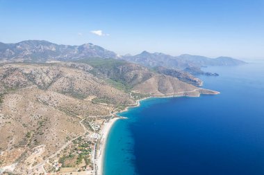 Datca yarımadasının inanılmaz hava fotoğrafı, Akdeniz ile Ege denizleri arasındaki girintili kıyı şeridi güzel turkuaz suyu, yaklaşık 1 km yükseklik, Türkiye, Palamutbuku