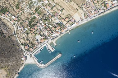 Datca yarımadasının inanılmaz hava fotoğrafı, Akdeniz ile Ege denizleri arasındaki girintili kıyı şeridi güzel turkuaz suyu, yaklaşık 1 km yükseklik, Türkiye, Palamutbuku