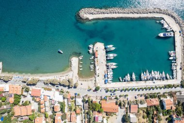 Datca yarımadasının inanılmaz hava fotoğrafı, Akdeniz ile Ege denizleri arasındaki girintili kıyı şeridi güzel turkuaz suyu, yaklaşık 1 km yükseklik, Türkiye, Palamutbuku