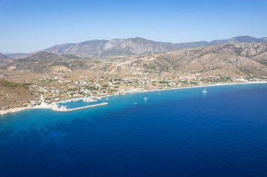 Datca yarımadasının inanılmaz hava fotoğrafı, Akdeniz ile Ege denizleri arasındaki girintili kıyı şeridi güzel turkuaz suyu, yaklaşık 1 km yükseklik, Türkiye, Palamutbuku