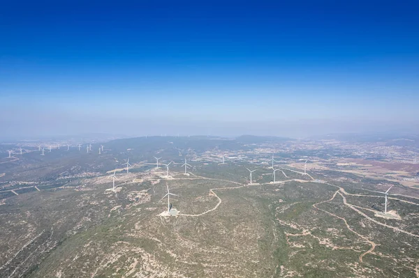 Foto Aérea Moinho Vento Agradável Prado Verde Com Nuvens Brancas — Fotografia de Stock