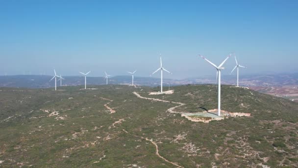 Luchtfoto Van Een Mooie Windmolen Een Groene Weide Met Witte — Stockvideo