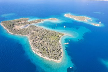 Marmaris, Mugla, Türkiye 'deki Sedir Adası' nın hava görüntüsü. Eylül 2022