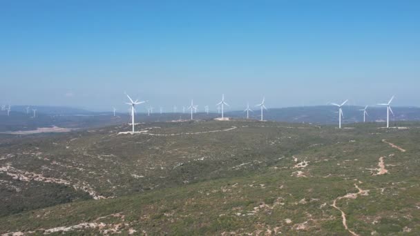 Foto Aérea Moinho Vento Agradável Prado Verde Com Nuvens Brancas — Vídeo de Stock