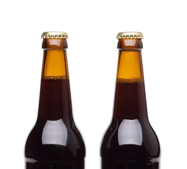 Dos botellas de cerveza sobre fondo blanco . — Foto de Stock