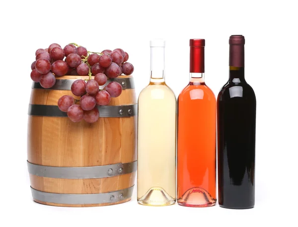 Barrica y botellas de vino y uvas maduras — Foto de Stock