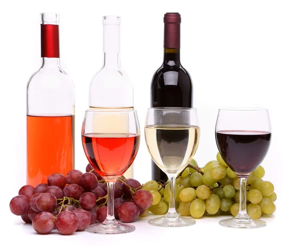 Ripe grapes, wine glasses and bottles of wine — Stock Photo, Image