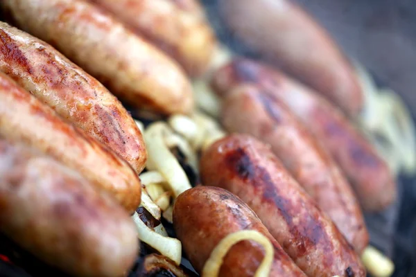 Bratwurstkorvar på grillen. — Stockfoto