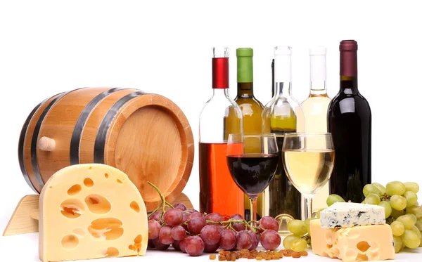 Flaschen und Gläser mit Wein und reifen Trauben — Stockfoto