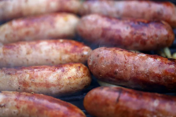 Bratwürste auf dem Grill in Großaufnahme — Stockfoto