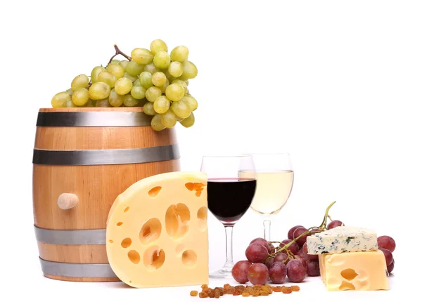 Beczki, sery, szklanki wina i dojrzałe winogrona — Zdjęcie stockowe