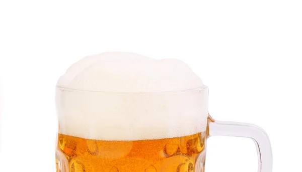 Top mousse sur la tasse de bière isolée sur blanc — Photo