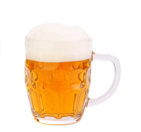 Tazza di birra con schiuma isolata su bianco — Foto Stock