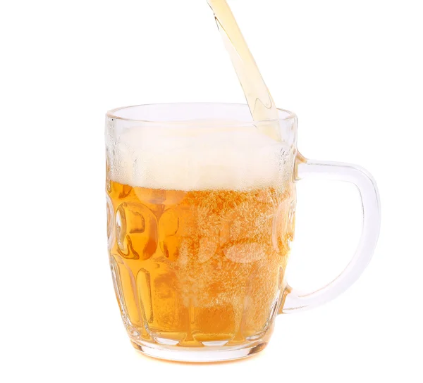 Birra versata nella tazza della birra — Foto Stock