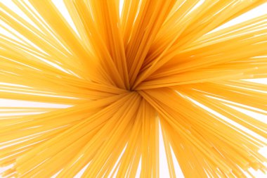 beyaz zemin üzerine spagetti avuç