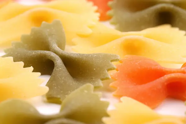 Farfalle pasta drie kleuren close-up. — Stockfoto