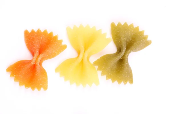 Farfalle pasta, geïsoleerd, drie kleuren. — Stockfoto