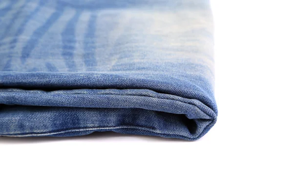 Jeans blu piegati isolati su bianco — Foto Stock