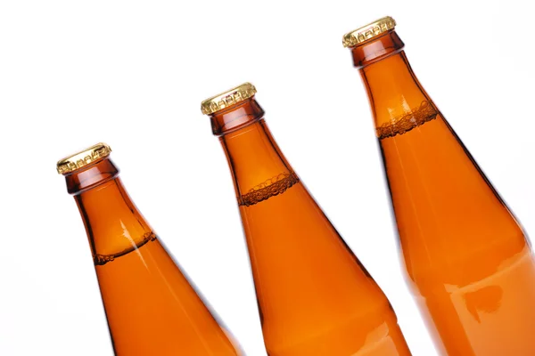 Tres botellas de cerveza fría, aisladas en blanco . — Foto de Stock