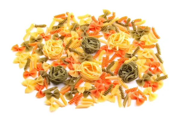 Een verschillende pasta in drie kleuren. — Stockfoto