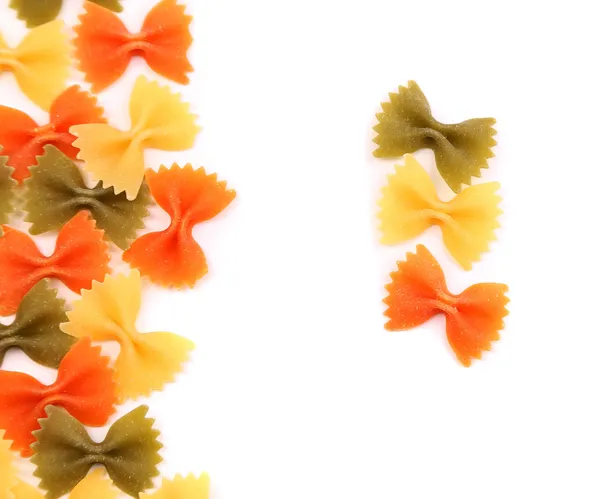 Een compositie van verschillende pasta in drie kleuren. — Stockfoto