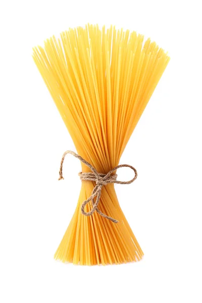 Un mazzo di spaghetti isolati su fondo bianco — Foto Stock