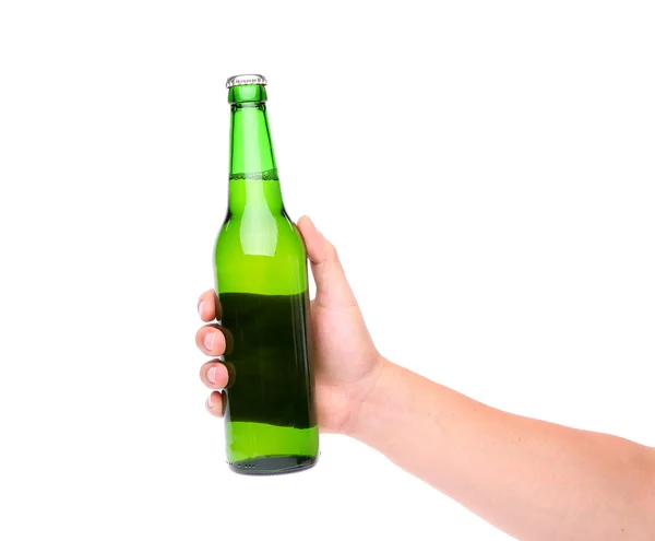 Uma mão segurando uma garrafa de cerveja verde — Fotografia de Stock