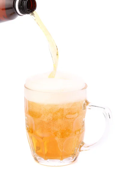 Hälla öl i mugg isolerade över en vit bakgrund — Stockfoto
