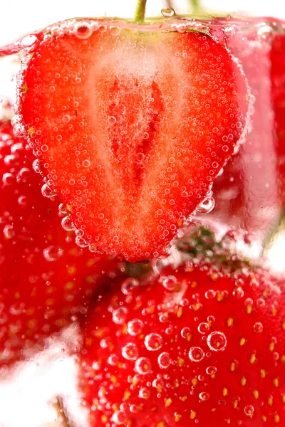 Strawberries with bubbles in water — Stock Photo, Image