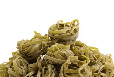 Tagliatelle mantarlı ıspanak üzerinde peçete, portre