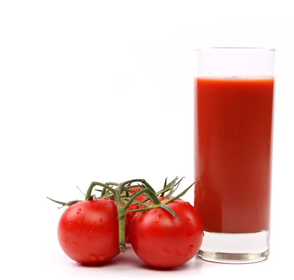 Jugo de tomate en vaso con tomates pequeños — Foto de Stock