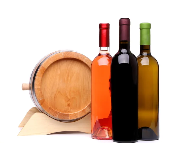 三个葡萄酒瓶和木制桶 — 图库照片