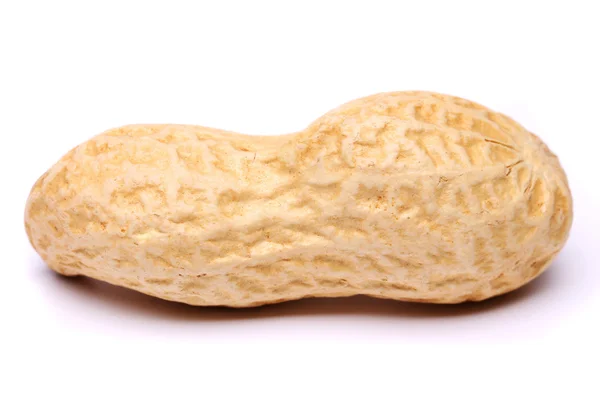 Zblízka arašídové izolovaných na bílém pozadí — Stock fotografie