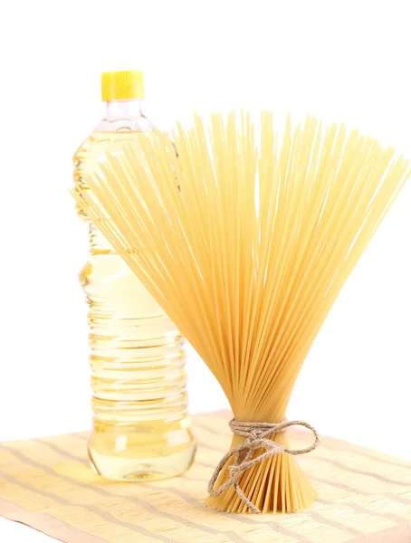 Пачка спагетти, масло, на салфетке — стоковое фото