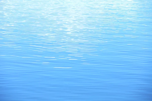 El agua es un azul y las pequeñas ondas — Foto de Stock