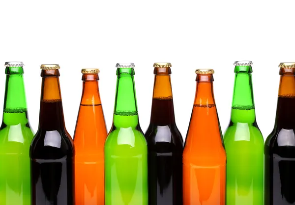 Řádek z pivních lahví. — Stock fotografie