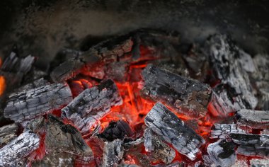siyah arka plan fırında canlı kömürleri