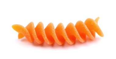 İtalyan kırmızı rotini makarna izole tek parça